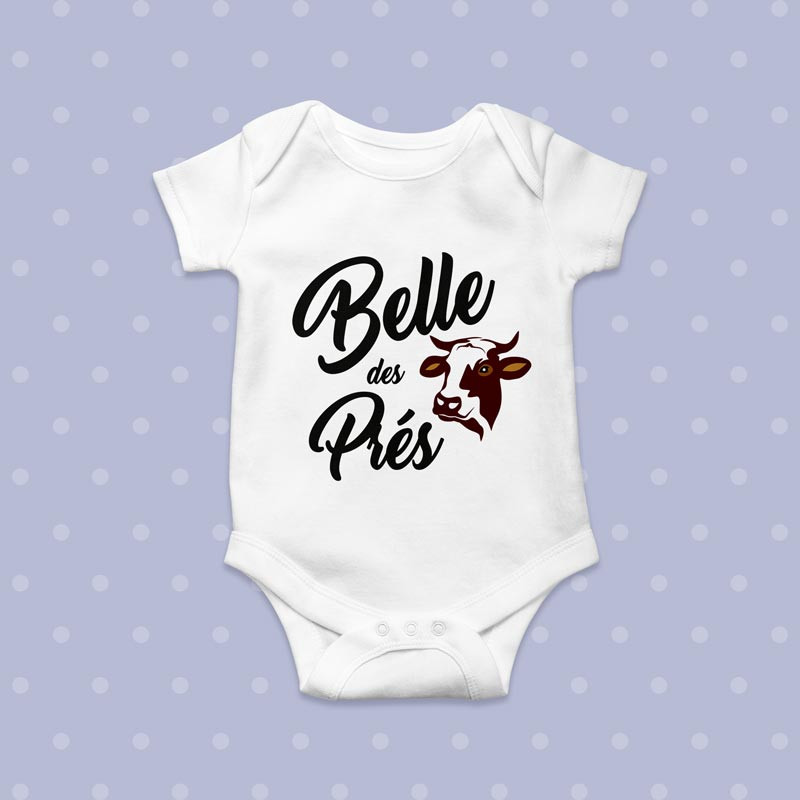 Body Bébé fille d'agricultrice avec vache